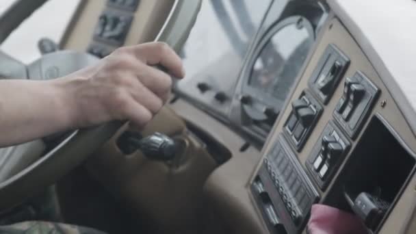 Les mains des hommes tournent la roue du bus — Video