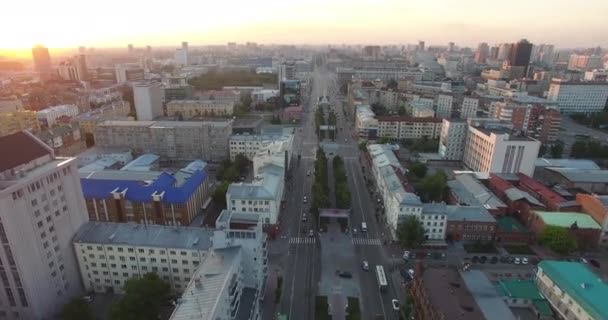 Edificios de vista aérea del paisaje urbano en el centro al atardecer — Vídeo de stock