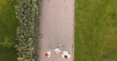 Mutlu bir genç Avrupa aile birlikte parkta yürüyüş Dolly atış.