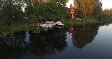 Gölde evde oturan aile.