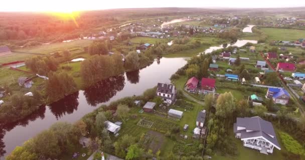 Dorf und Fluss. Sonnenuntergang — Stockvideo