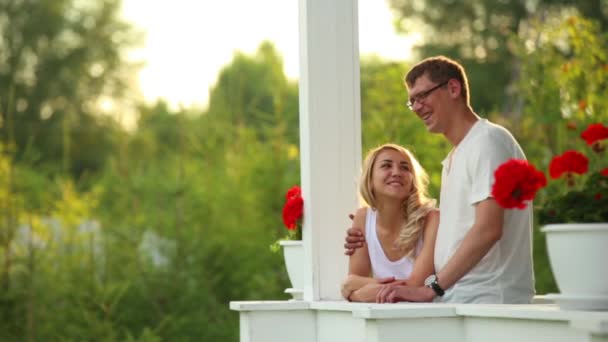 Pareja enamorada abrazándose en un parque — Vídeos de Stock