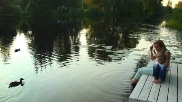 Rodina na jezeře posezení a sledování práce — Stock video