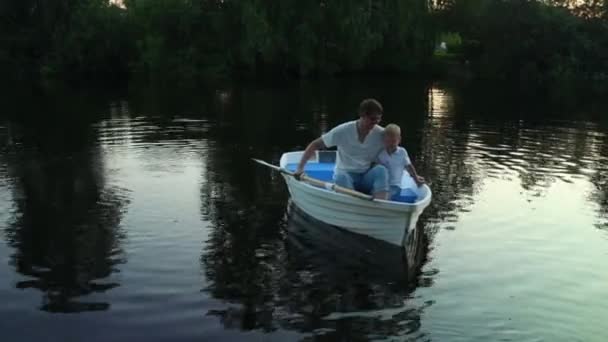 Family floats on a boat on the lake — Stock Video