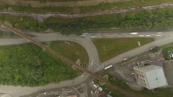 Zeitraffer aus der Luft: reger Verkehr am Autobahnkreisel im Berufsverkehr — Stockvideo