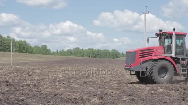 Tracteurs préparant les terres à ensemencer 