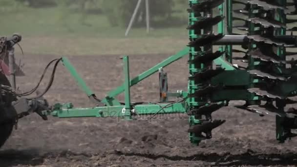 Maschine erntet Sojabohnen auf einem Bauernhof — Stockvideo