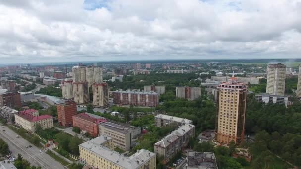 Letecký pohled na panorama města — Stock video