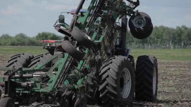 Trekker een systeem zaad in het veld voorbereiden — Stockvideo