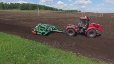 Tarım makine traktör pulluk ve ekili alan toprak Gübre yaz aylarında yayıldı. Bitkileri dikme