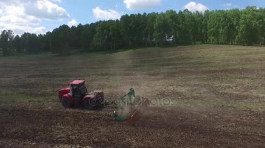 Traktör gübre forest yakınındaki ekili alan yazında yayıldı..