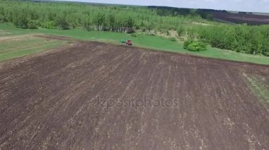 Tarım makine ekili alan toprak Gübre yaz aylarında yayıldı. Bitkileri dikme