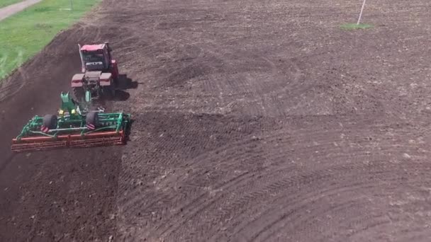 O tractor semeia o campo. Visão superior aparece no quadro — Vídeo de Stock