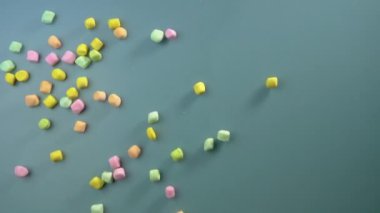 Masaya şekerleme serpiştirilmiş.