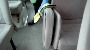 Otobüste koltukları yıkıyor.