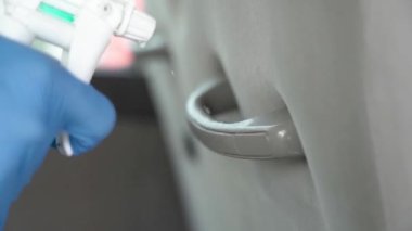 Bir otobüs paçavrasını siliyorum.