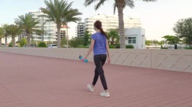 Gezintide maskeli bir kız var.