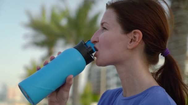 Meisje drinkt water na het lopen — Stockvideo