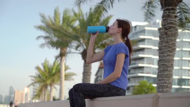 Meisje drinkt water na het lopen — Stockvideo