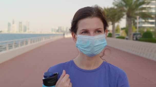 Flicka i medicinsk mask — Stockvideo