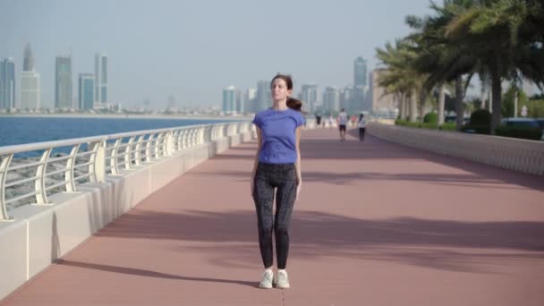 Lány csinál jumping-jack kívül — Stock videók