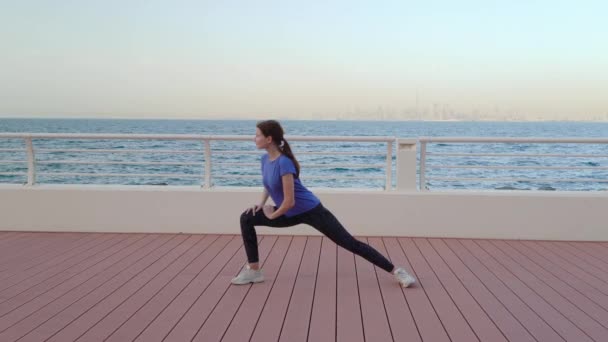 Ragazza fa stretching vicino al mare — Video Stock