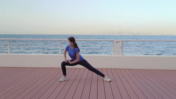 Menina faz exercícios na frente do mar — Vídeo de Stock