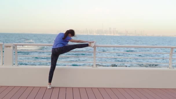 Lány nem nyújtózkodik a tenger közelében — Stock videók