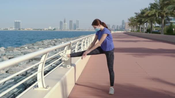 Ragazza in maschera fa stretching vicino al mare — Video Stock