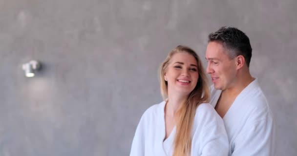 髪の長い若い女性が男と笑顔で話す — ストック動画