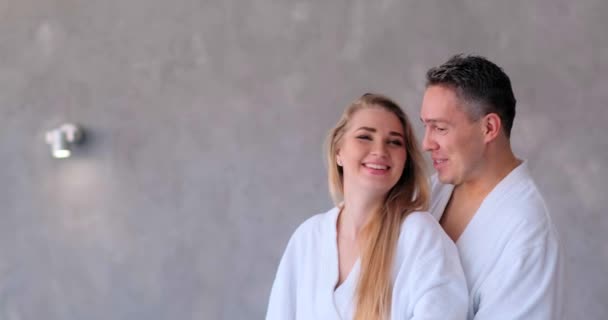 Giovane donna con lunghi capelli sciolti parla all'uomo e sorride — Video Stock