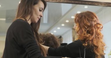 Siyah elbiseli kadınlar taraklı kadın saçı ve kuaförde sprey boyası.