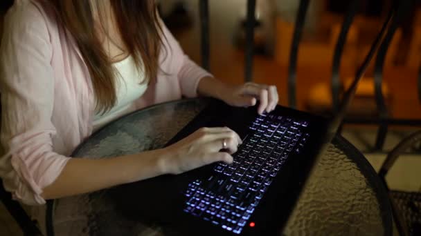 Dames handen werken met een laptop nacht tijd — Stockvideo