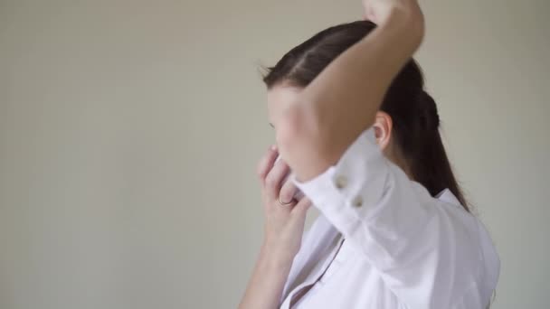 Girl puts on a medical mask — Stock Video