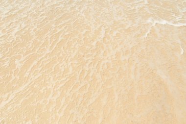 Sahilde dalgalar deniz üzerinden kabarcıklar.