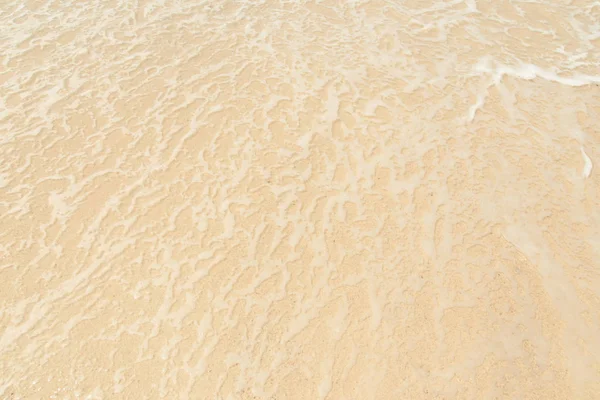 Sahilde dalgalar deniz üzerinden kabarcıklar.