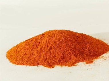  kırmızı toz biber, kırmızı biber, beyaz arka plan üzerinde izole