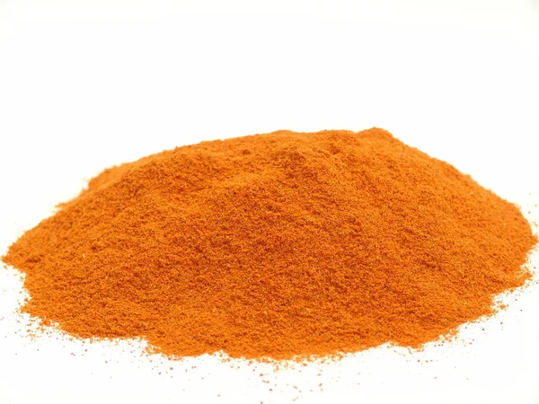 Röd paprika pulver, chili, isolerad på vit bakgrund — Stockfoto