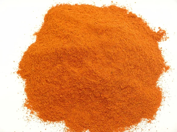 Röd paprika pulver, paprika, isolerade på vit bakgrund — Stockfoto