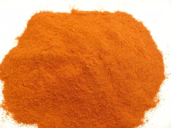 Röd paprika pulver, paprika, isolerade på vit bakgrund — Stockfoto