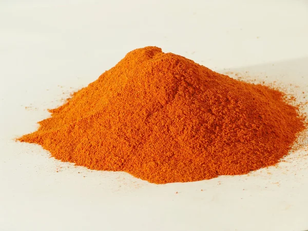 Röd paprika pulver, paprika, isolerade på vit bakgrund — Stockfoto