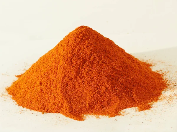 Κόκκινο πιπέρι σε σκόνη, τσίλι, απομονώνονται σε λευκό φόντο — Φωτογραφία Αρχείου