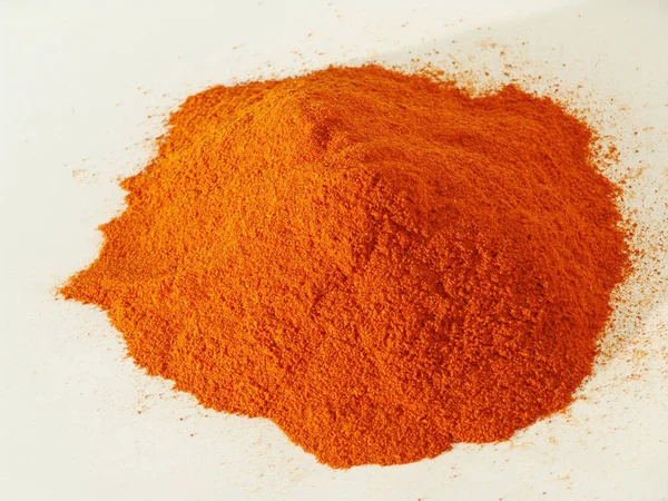 Röd paprika pulver, paprika, isolerade på vit bakgrund — Stockfoto