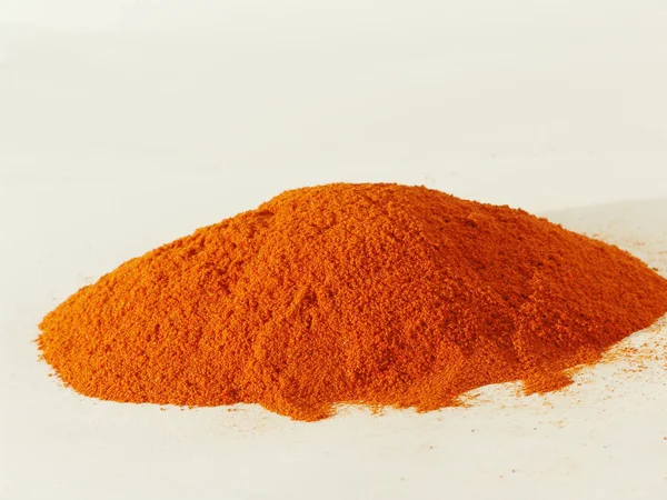 Röd paprika pulver, paprika, isolerade på vit bakgrund — Stockfoto