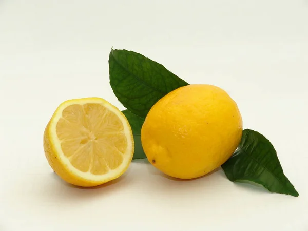 Limon, yarım limon, limon yaprakları