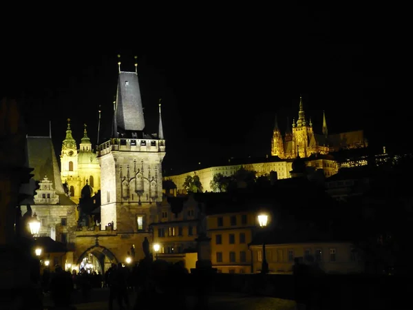 Praga por la noche con el Puente de Carlos y el Castillo — Foto de Stock