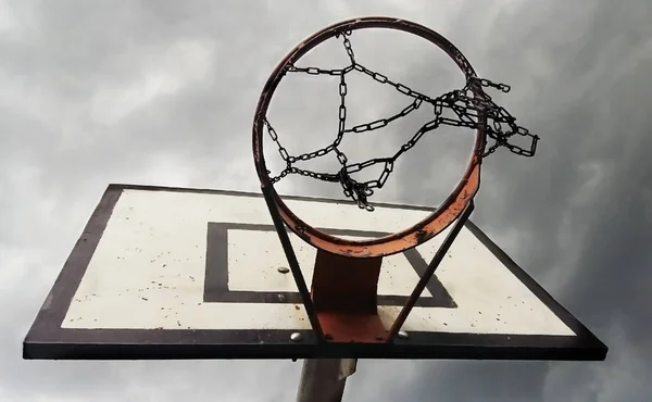 Anel de basquete com céu nublado de baixo — Fotografia de Stock