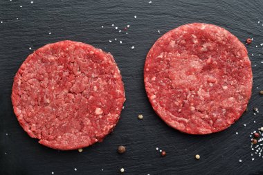 İki taze çiğ Başbakan kara Angus sığır eti hamburger köftesi