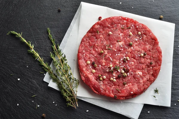 Fresco crudo Prime Negro Angus hamburguesa de res empanada —  Fotos de Stock