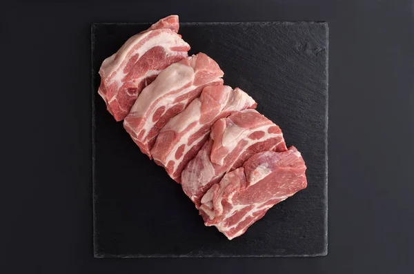 Cinq tranches d'épaule de porc désossées crues fraîches — Photo